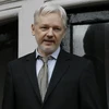 Người sáng lập WikiLeaks Julian Assange phát biểu với báo giới tại Đại sứ quán Ecuador ở London, Anh ngày 2/5. (Nguồn: AP/TTXVN)