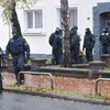 Cảnh sát Đức lục soát một ngôi nhà trong chiến dịch bắt giữ các đối tượng tình nghi hỗ trợ IS tại Hildesheim. (Nguồn: EPA/TTXVN)