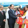 Cán bộ, nhân viên Đại sứ quán, lưu học sinh Việt Nam tại Cuba đón Chủ tịch nước Trần Đại Quang và Phu nhân tại sân bay Quốc tế Jose Marti. (Ảnh: Nhan Sáng/TTXVN)