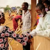Nhân viên y tế Sierra Leone kiểm tra thân nhiệt của hành khách tại khu vực biên giới với Liberia ở Jendema. (Nguồn: AFP/TTXVN)