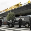 Cảnh sát vũ trang Hà Lan kiểm soát lối vào sân bay Rotterdam. (Nguồn: EPA/TTXVN)