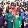 Phó Chủ tịch nước Đặng Thị Ngọc Thịnh với các đại biểu. (Ảnh: Phương Hoa/TTXVN)