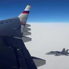 Chiếc máy bay F/A-18 của Thuỵ Sĩ áp sát máy bay của Nga. (Nguồn: Reuters)