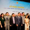 Đại sứ Trương Mạnh Sơn (đứng giữa) cùng với một số gương mặt trẻ tiêu biểu. (Ảnh: Trần Quang Vinh/Vietnam+)