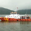 Tàu SAR 274 đưa ngư dân bị nạn vào đất liền điều trị. (Ảnh: Nguyên Linh/TTXVN)