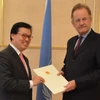 Đại sứ đặc mệnh toàn quyền Dương Chí Dũng (trái) trình Quốc thư lên Tổng Giám đốc Văn phòng Liên hợp quốc tại Geneva Michael Moller. (Ảnh: Hoàng Hoa/TTXVN)
