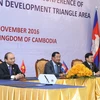 Thủ tướng Nguyễn Xuân Phúc, Thủ tướng Campuchia Samdech Hun Sen và Thủ tướng Lào Thongloun Sisoulith gặp gỡ báo chí sau khi kết thúc Hội nghị Cấp cao CLV9. (Ảnh:Thống Nhất/TTXVN)