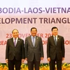 Thủ tướng Nguyễn Xuân Phúc (trái), Thủ tướng Campuchia Samdech Hun Sen (giữa) và Thủ tướng Lào Thongloun Sisoulith (phải) chụp ảnh chung tại lễ khai mạc hội nghị. (Ảnh: Thống Nhất/TTXVN)
