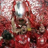 Steven Gerrard nâng cúp vô địch UEFA Champions League 2005. (Nguồn: PA)