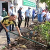 Công nhân, người lao động tham gia dọn dẹp vệ sinh môi trường tại khu trọ. (Ảnh: Xuân Dự/TTXVN)