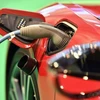 Ôtô điện BMW I8 của Hãng BMW được sạc điện tại Triển lãm ôtô 2016 ở Essen, Đức. (Nguồn: AP/TTXVN)