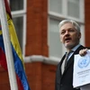 Người sáng lập WikiLeaks Julian Assange phát biểu với báo giới tại Đại sứ quán Ecuador ở London, Anh. (Nguồn: AFP/TTXVN)