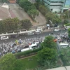 Dòng người Hồi giáo mặc trang phục màu trắng đổ về công viên ở trung tâm thủ đô Jakarta. (Nguồn: straitstimes.com)