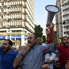 Người dân biểu tình phản đối chính phủ trước trụ sở của Hội Nhà báo ở Cairo. (Nguồn: AFP/TTXVN)