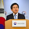 Thủ tướng kiêm quyền Tổng thống Hàn Quốc Hwang Kyo-ahn phát biểu tại thủ đô Seoul. (Nguồn: AFP/TTXVN)