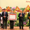 Thủ tướng Nguyễn Xuân Phúc trao tặng Huân chương Độc lập hạng Nhất cho tỉnh Hưng Yên. (Ảnh: Thống Nhất/TTXVN)