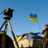 Binh lính Ukraine tại trạm kiểm soát thuộc khu vực miền Đông Lugansk. (Nguồn: AFP/TTXVN)