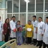 Bệnh nhân Nguyễn Thúy Diệu và tập thể thầy thuốc Bệnh viện Đa khoa tỉnh Hà Giang. (Ảnh: Minh Tâm/TTXVN)