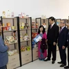 Các đại biểu tham quan Văn phòng đại diện của Hiệp hội Lương thực Lúa gạo Hàn Quốc. (Ảnh: Thanh Liêm/TTXVN)