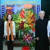 Bà Trương Thị Mai tặng hoa chúc mừng Ủy ban Đoàn kết Công giáo Việt Nam. (Ảnh: Phương Hoa/TTXVN)