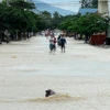 Ngập lụt trên một con đường ở phường Vĩnh Hòa, thành phố Nha Trang. (Ảnh: Nguyên Lý/TTXVN)