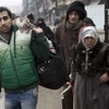 Người dân Syria sơ tán khỏi các khu vực do quân nổi dậy kiểm soát để đến các khu vực đã được quân Chính phủ giải phóng ở Aleppo. (Nguồn: AFP/TTXVN)