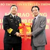 Thứ trưởng Hoàng Vĩnh Bảo trao tặng lịch bloc 2017 cho Bộ Tư lệnh Hải quân. (Nguồn: mic.gov.vn) 