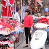 Người dân mua sắm quà Noel tại phố Hàng Mã, Hà Nội. (Ảnh: Đỗ Phương Anh/TTXVN)