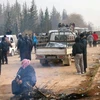 Người dân ở phía Đông Aleppo chờ sơ tán ngày 16/12. (Nguồn: AP/TTXVN)