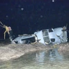 Xác máy bay MV-22 Osprey dạt vào bờ sau khi bị rơi trên vùng biển ngoài khơi Nago, Okinawa ngày 14/12. (Nguồn: AP/TTXVN)