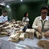 Nhân viên ngân hàng kiểm đồng 100 Bolivar tại Caracas. (Nguồn: EPA/TTXVN)
