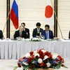Tổng thống Nga Vladimir Putin (thứ 2, trái) và Thủ tướng Nhật Bản Shinzo Abe (thứ 2, phải) tại bàn đàm phán ở Tokyo. (Nguồn: EPA/TTXVN)