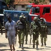 Lực lượng an ninh Kenya tuần tra quanh đồn cảnh sát ở Mombasa. (Nguồn: AFP/TTXVN)