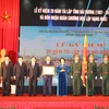 Chủ tịch Quốc hội Nguyễn Thị Kim Ngân trao Huân chương Độc lập hạng Nhất cho tỉnh Hải Dương. (Ảnh: Trọng Đức/TTXVN)