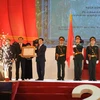 Phó Thủ tướng Vương Đình Huệ trao tặng Huân chương Độc lập hạng Nhất tặng Đảng bộ và nhân dân Bắc Kạn. (Ảnh: Vũ Hoàng Giang/TTXVN)