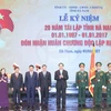 Chủ tịch nước Trần Đại Quang trao Huân chương Độc Lập hạng Nhất cho Đảng bộ, chính quyền và nhân dân tỉnh Hà Nam. (Ảnh: Nhan Sáng/TTXVN)