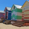 Những ô nhà đầy màu sắc trên bãi biển Brighton. (Ảnh: Sao Băng/Vietnam+)