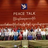 Cố vấn Nhà nước Aung San Suu Kyi (giữa) chụp ảnh với các đại biểu tại Hội nghị hòa bình ở Naypyitaw, Myanmar ngày 1/1. (Nguồn: EPA/TTXVN)