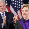 Cựu Tổng thống Bill Clinton (trái) và bà Hillary Clinton (phải) phát biểu sau khi thất bại trong cuộc bầu cử Tổng thống ở New York. (Nguồn: AFP/TTXVN)