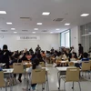 Sôi động giờ học bàn tính của Đại học Aomori Chuo. (Ảnh: Nguyễn Tuyến-Gia Quân/Vietnam+)