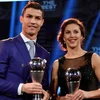 Cầu thủ Cristiano Ronaldo (trái) giành giải Cầu thủ nam xuất sắc nhất năm 2016 của FIFA. Danh hiệu cầu thủ nữ xuất sắc nhất thuộc về Carli Lloyd, Đội tuyển quốc gia Mỹ. (Nguồn: EPA/TTXVN)