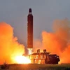 Tên lửa đạn đạo chiến lược tầm xa đất đối đất Hwasong-10 được phóng tại một địa điểm bí mật của Triều Tiên. (Nguồn: Reuters/TTXVN)