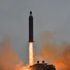 Tên lửa đạn đạo chiến lược tầm xa đất đối đất Hwasong-10 được phóng tại một địa điểm bí mật của Triều Tiên. (Nguồn: EPA/TTXVN)