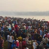 Các tín đồ làm lễ bên bờ sông Ganges ở Allahabad, bang Uttar Pradesh. (Nguồn: THX/TTXVN)