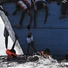 Người di cư chờ được cứu trên Địa Trung Hải ở ngoài khơi Libya. AF(Nguồn: AFP/TTXVN)