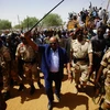 Tổng thống Sudan Omar al-Bashir trong một chuyến thăm khu vực Tây Darfur. (Nguồn: AFP)