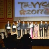 Đại diện Đại sứ quán Việt Nam tại Nhật Bản trao bằng khen cho các thành viên xuất sắc các Chi hội Thanh niên, Sinh viên Việt Nam tại Nhật Bản. (Ảnh: Thành Hữu/Gia Quân)