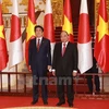 Thủ tướng Nguyễn Xuân Phúc và Thủ tướng Nhật Bản Shinzo Abe tại lễ đón. (Ảnh: Lê Minh Sơn/Vietnam+)