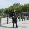 Nhân viên mật vụ Mỹ gác trên Đại lộ Pennsylvania, gần Nhà Trắng ở Washington DC. (Nguồn: EPA/TTXVN)