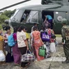 Người dân được quân đội Myanmar hỗ trợ sơ tán khỏi Rakhine sau vụ tấn công tại Maungdaw. (Nguồn: AFP/TTXVN)